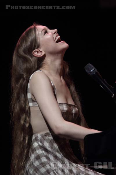 JOANNA NEWSOM - 2010-05-31 - PARIS - Espace Charlie Parker - Grande Halle - 